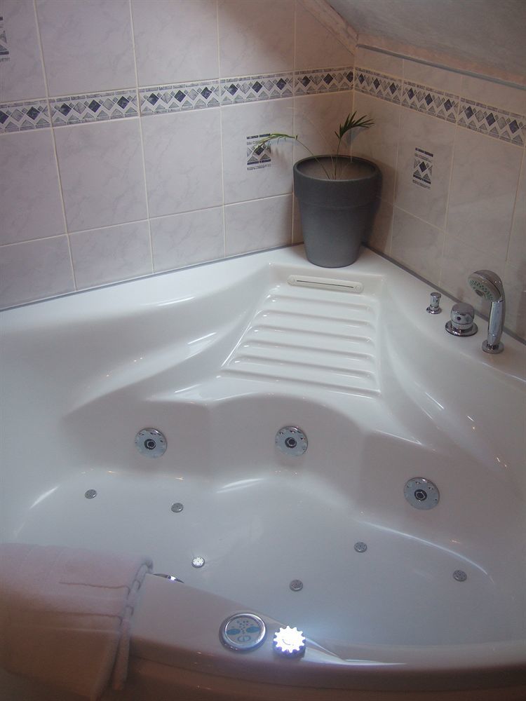 Les Etangs De Guibert Hotel Neufchatel-en-Saosnois ภายนอก รูปภาพ